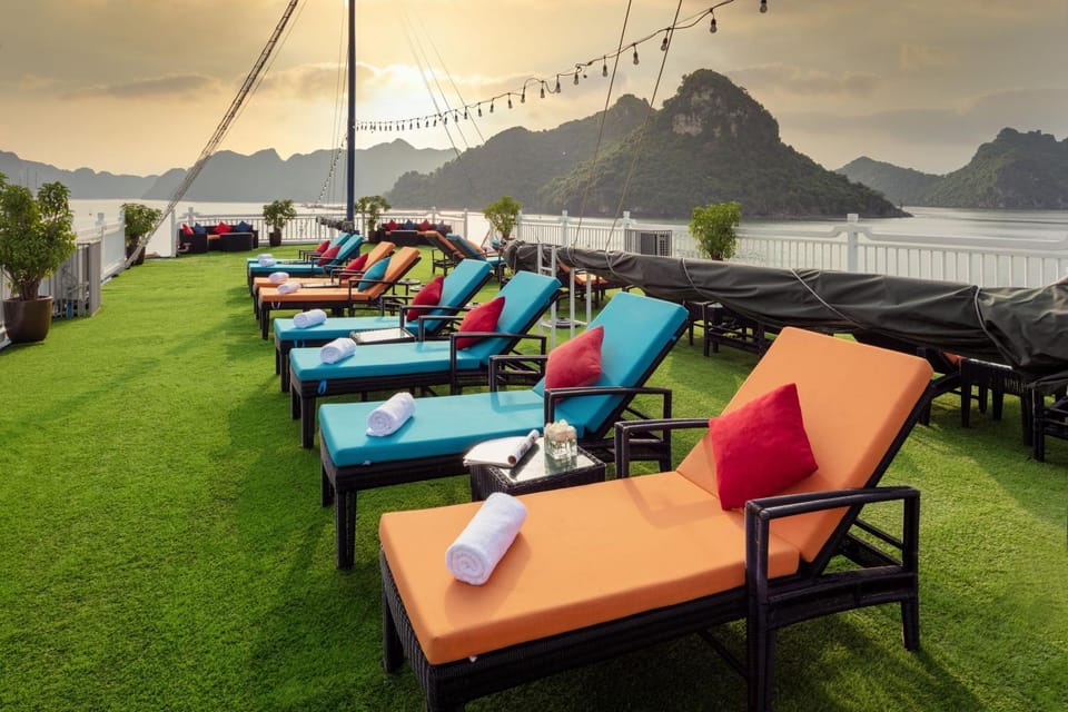 Nearby landmark, Day, Natural landscape, Living room, Seating area, Lake view, Mountain view, River view, Sea view, sunbed, Internal: Not applicable to any particular room