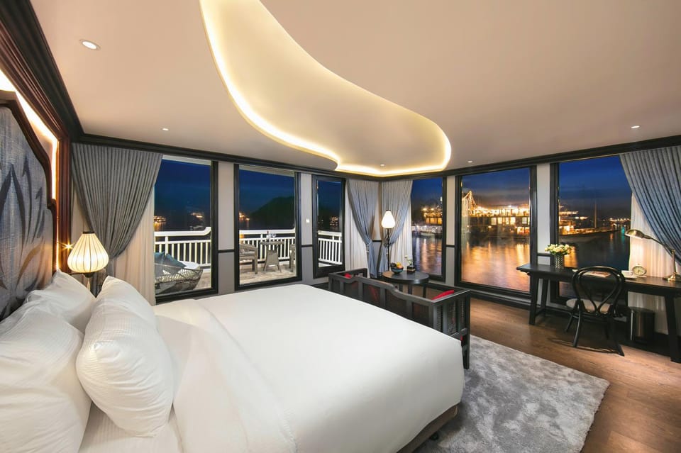 Bed, View (from property/room), Balcony/Terrace, Living room, Photo of the whole room, Seating area, Bedroom, City view, hair dresser, VIP