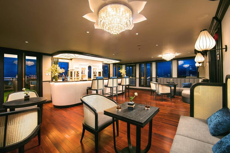 Restaurant/places to eat, Living room, Lounge or bar, Banquet/Function facilities, Seating area, minibar, Internal: Not applicable to any particular room