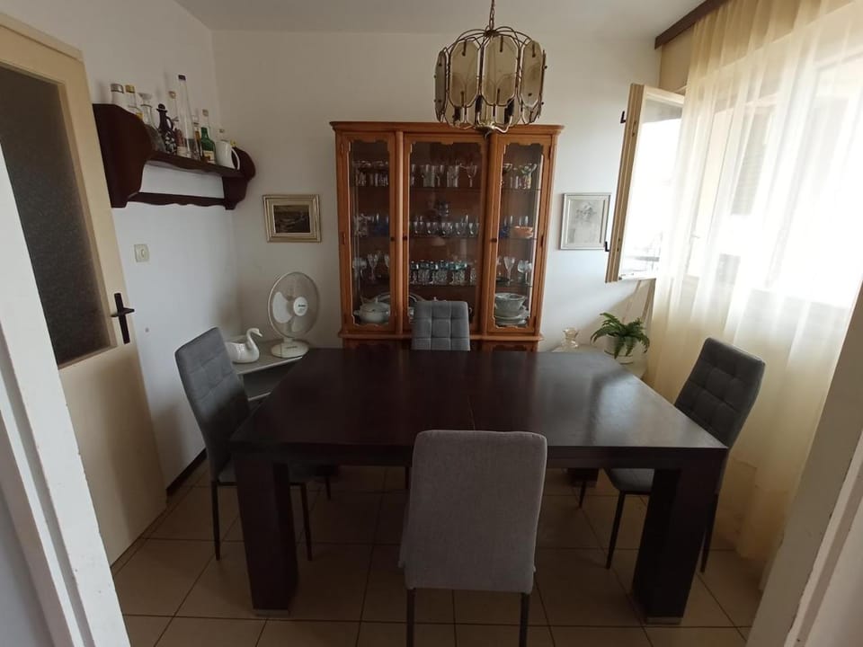 Restaurant/places to eat, Seating area, Dining area