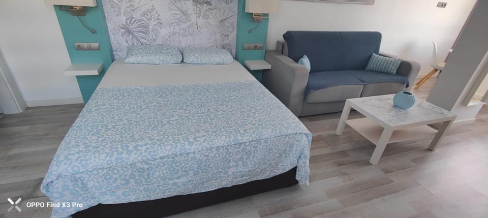 Bed, Seating area