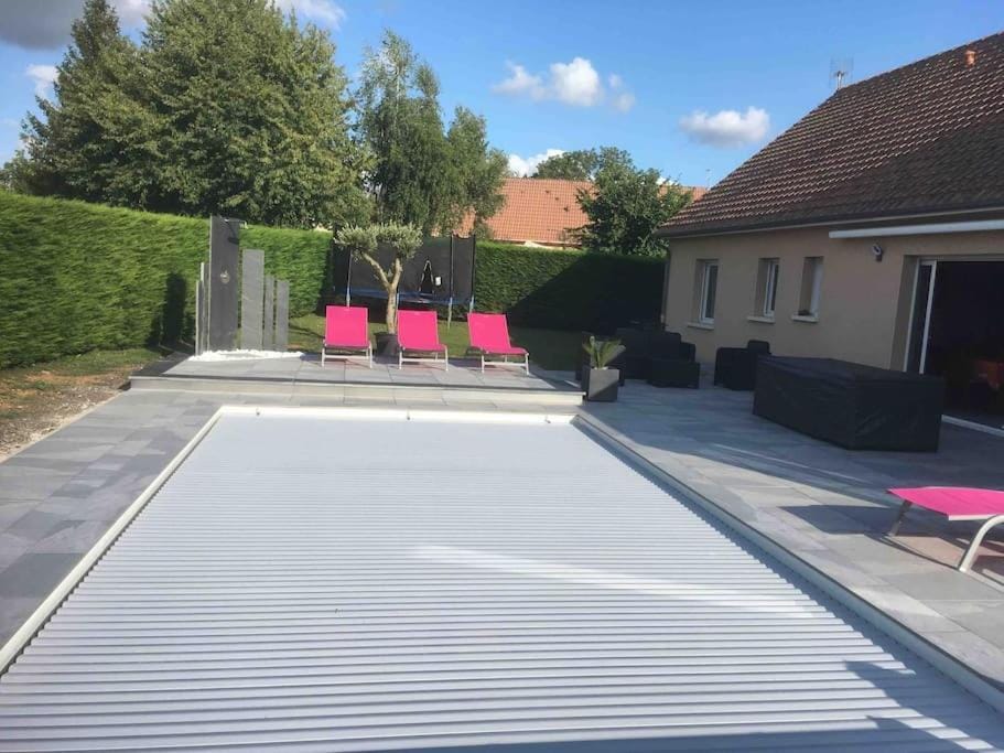 Villa avec piscine chauffée proche circuit 24h Villa in Pays de la Loire
