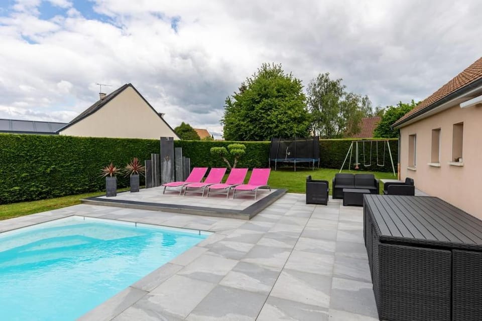 Villa avec piscine chauffée proche circuit 24h Villa in Pays de la Loire