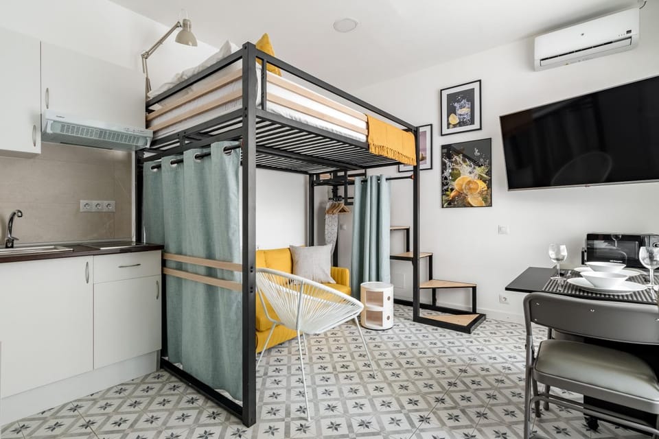 TV and multimedia, Kitchen or kitchenette, Living room, Photo of the whole room, Bedroom, air conditioner