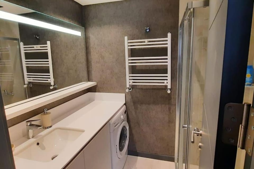 NEW Modern Central 2BR 2BA Apartment in Istanbul