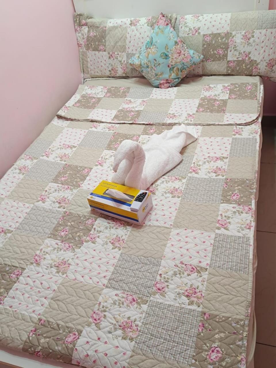 Bed, towels