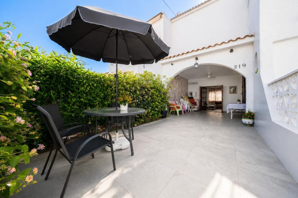Property building, Balcony/Terrace, Seating area, Dining area