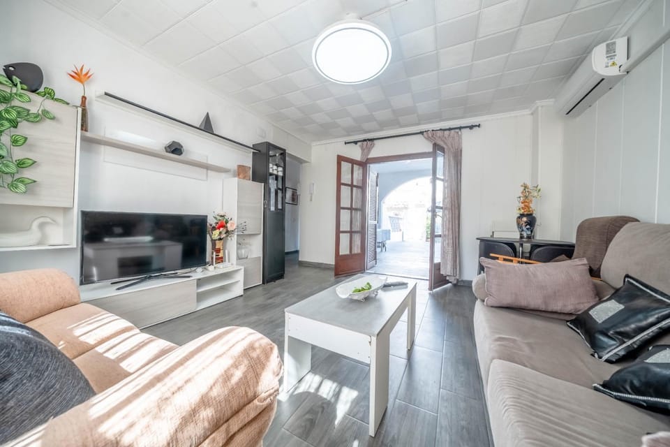 TV and multimedia, Living room, Seating area, Evening entertainment