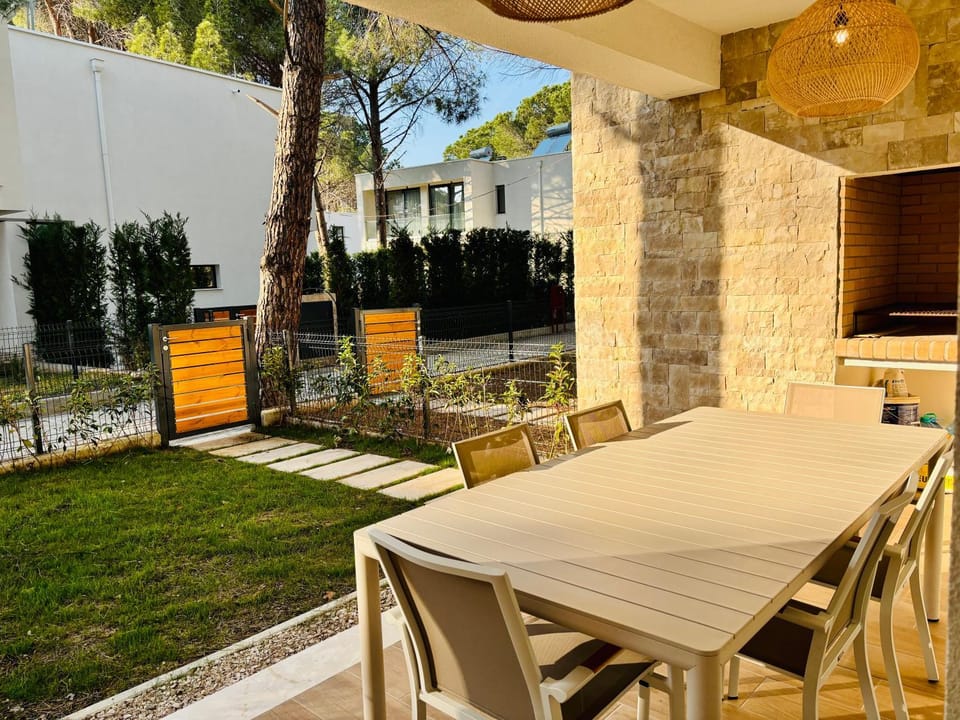 Patio, Day, Garden, Dining area, Garden view