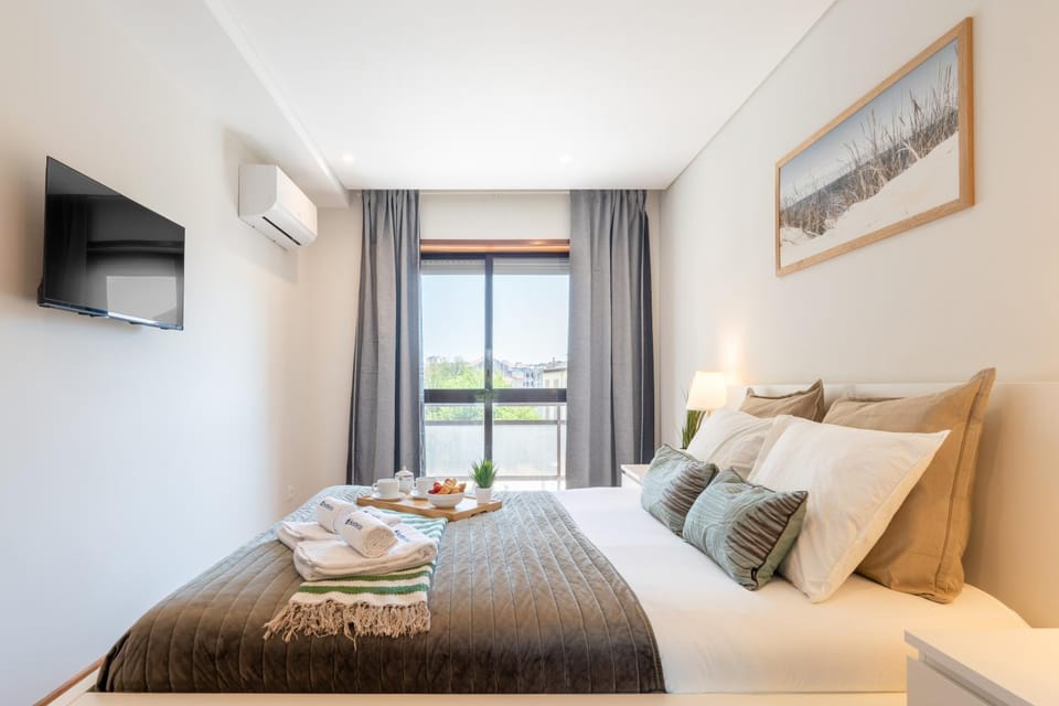 Bed, TV and multimedia, Bedroom, towels, air conditioner