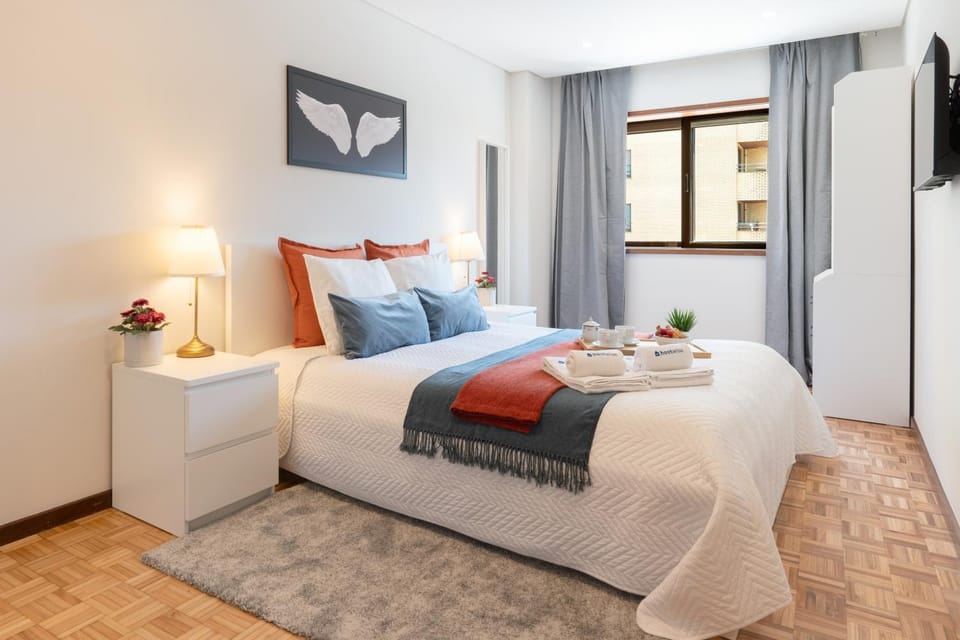 Bed, TV and multimedia, Bedroom, towels