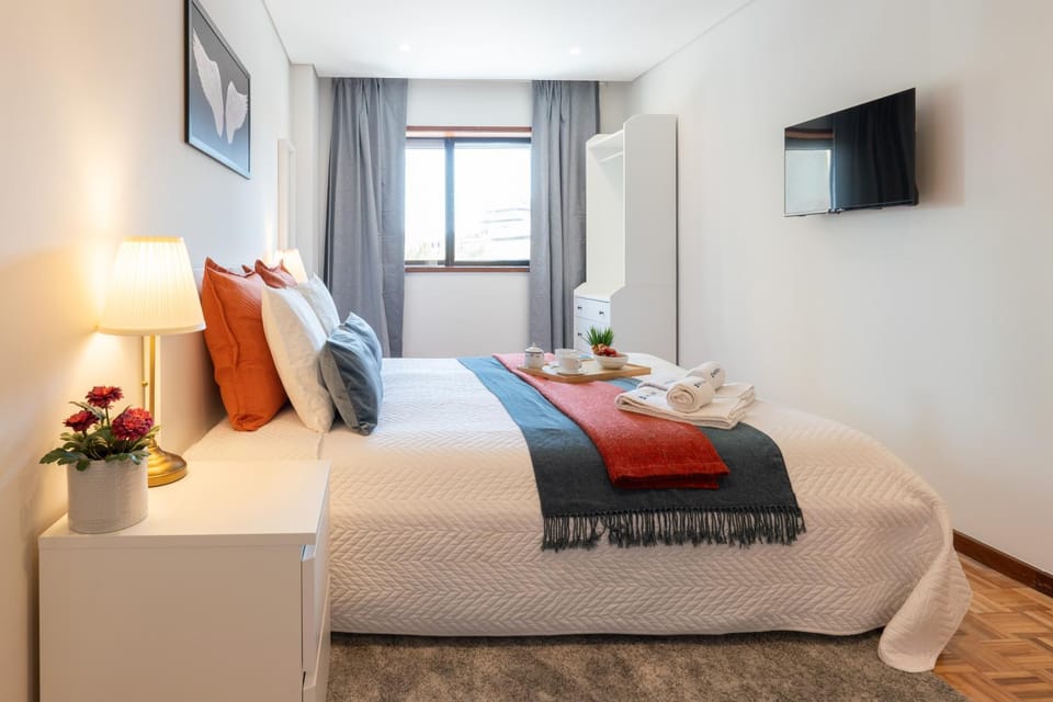 Bed, TV and multimedia, Bedroom, towels