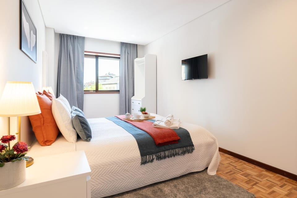 Bed, TV and multimedia, Bedroom