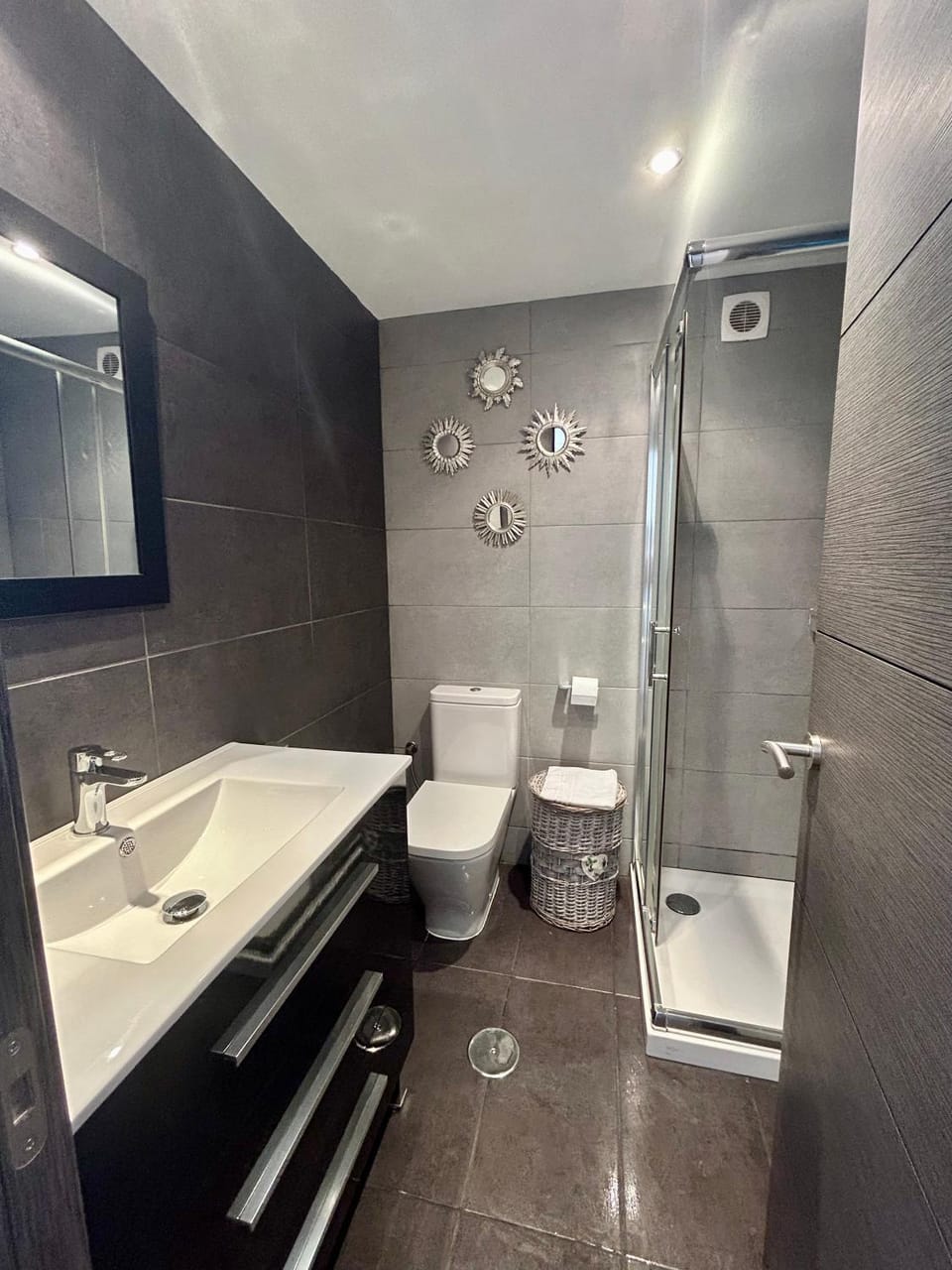 Shower, Toilet, Bathroom, towels