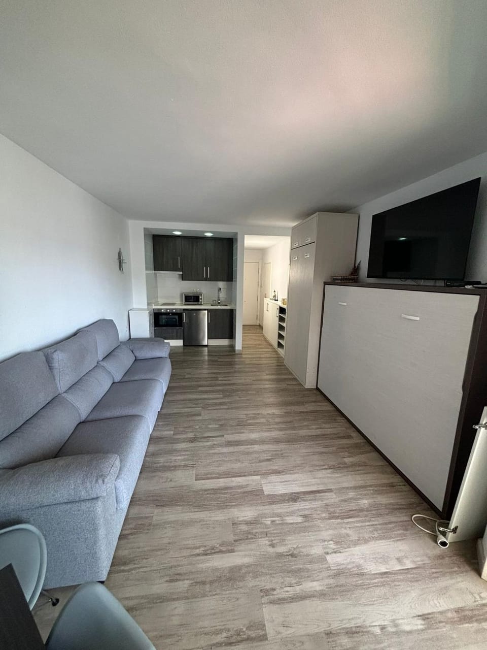TV and multimedia, Kitchen or kitchenette, Living room, Seating area, oven