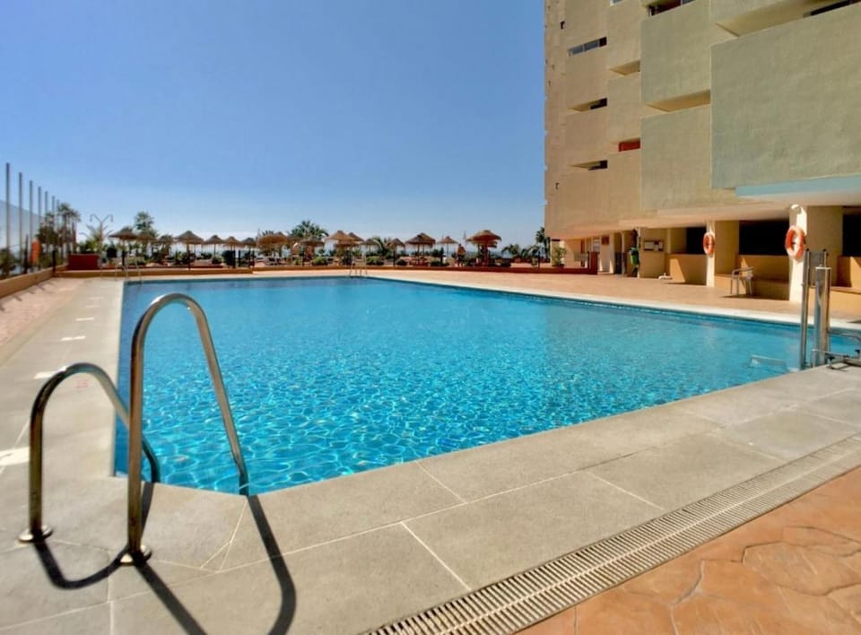 Property building, Day, Pool view, Swimming pool, Swimming pool, sunbed
