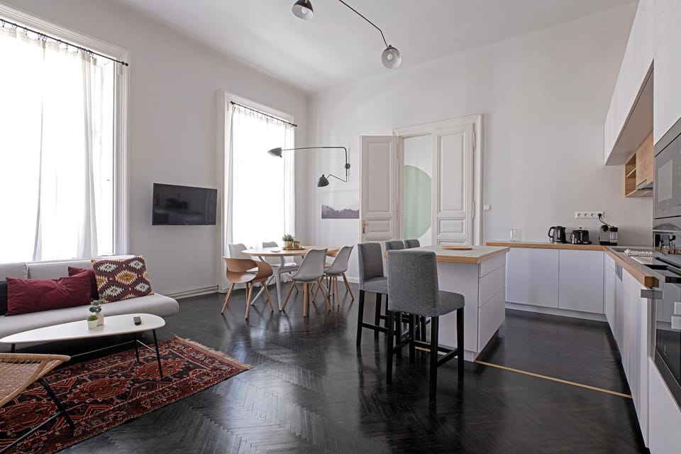 TV and multimedia, Kitchen or kitchenette, Living room, Seating area, Dining area, oven, stove