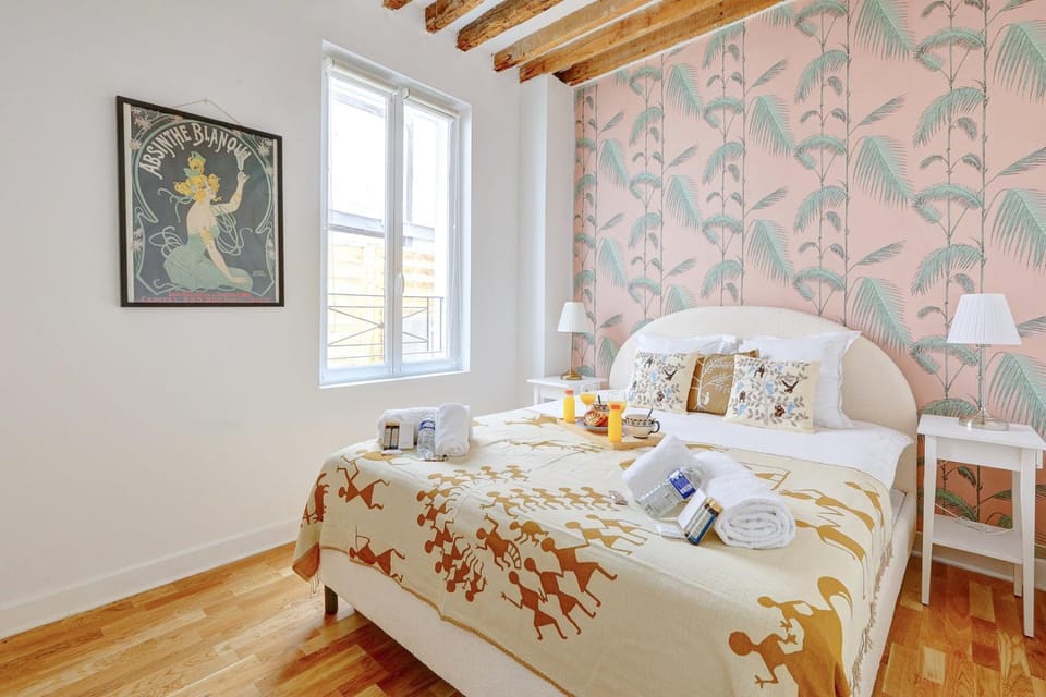 Bed, Food and drinks, Photo of the whole room, Bedroom, towels