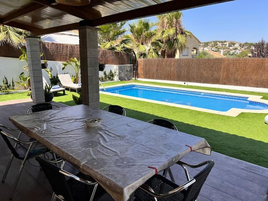 Dining area, Pool view, Swimming pool, sunbed
