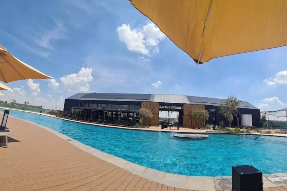 Pool view, Swimming pool, sunbed