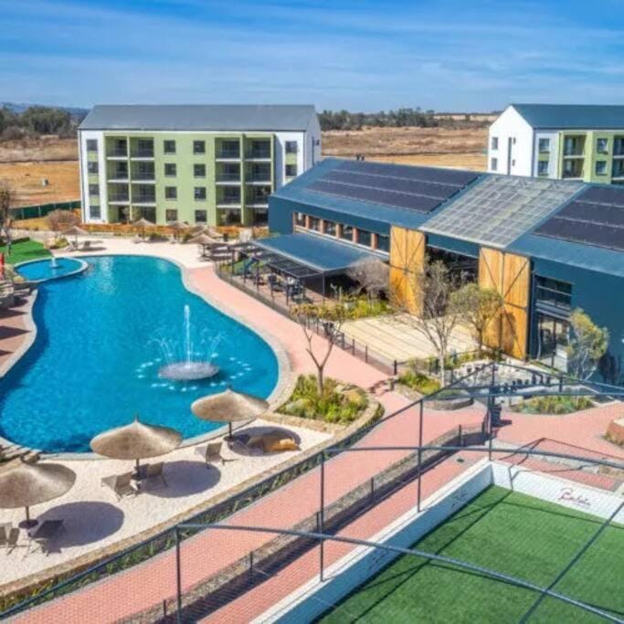 Property building, Garden, Garden view, Pool view, Swimming pool, sunbed