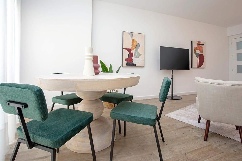 Communal lounge/ TV room, TV and multimedia, Living room, Seating area, Dining area