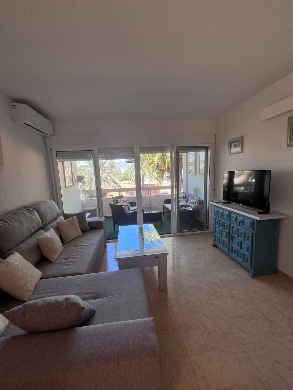Communal lounge/ TV room, TV and multimedia, Living room, Decorative detail