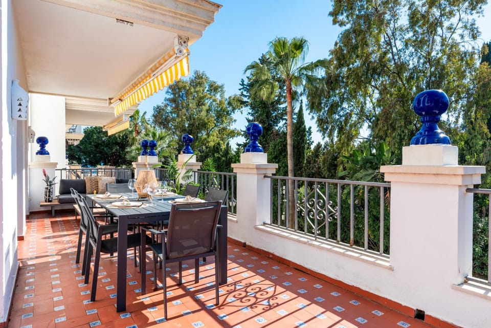 2 bdr apartment next to the beach in Puerto Banús Apartment in Marbella