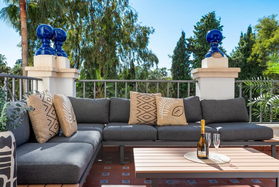 2 bdr apartment next to the beach in Puerto Banús Apartment in Marbella