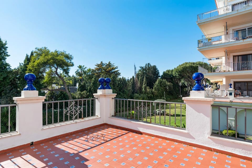 2 bdr apartment next to the beach in Puerto Banús Apartment in Marbella