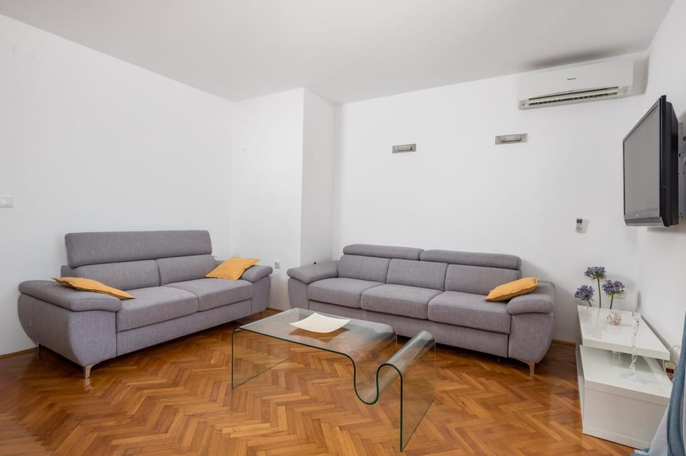 TV and multimedia, Living room, Seating area, air conditioner
