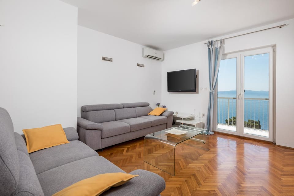 TV and multimedia, Living room, Seating area, Sea view