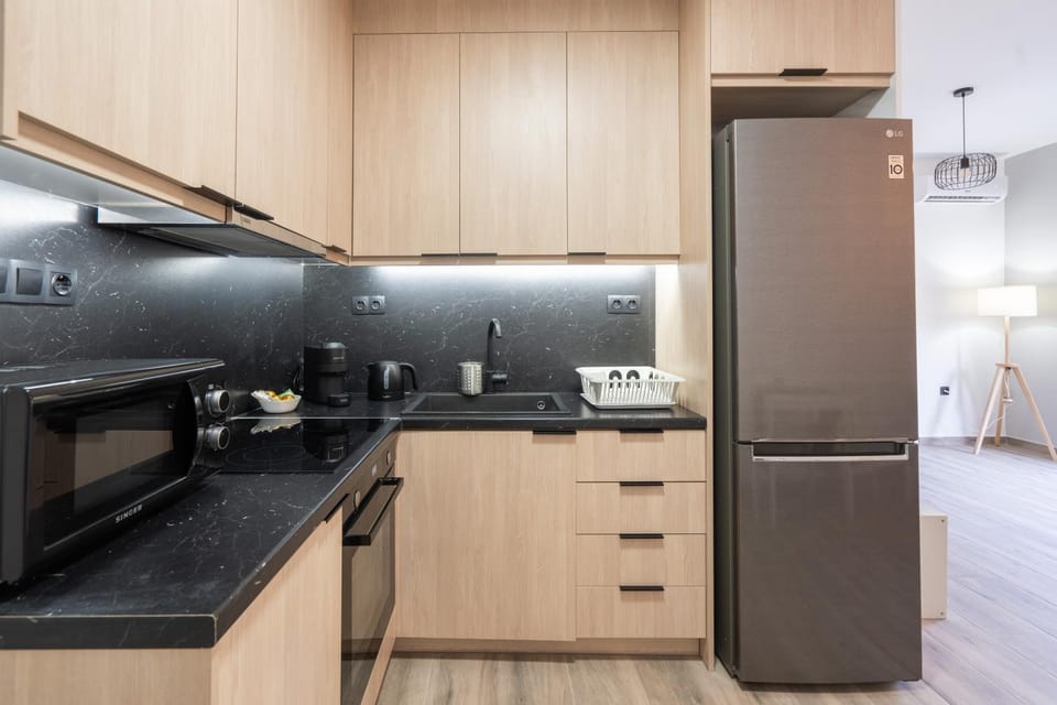 Coffee/tea facilities, Kitchen or kitchenette, oven, stove, toaster
