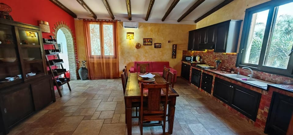 Kitchen or kitchenette, Dining area, oven, stove