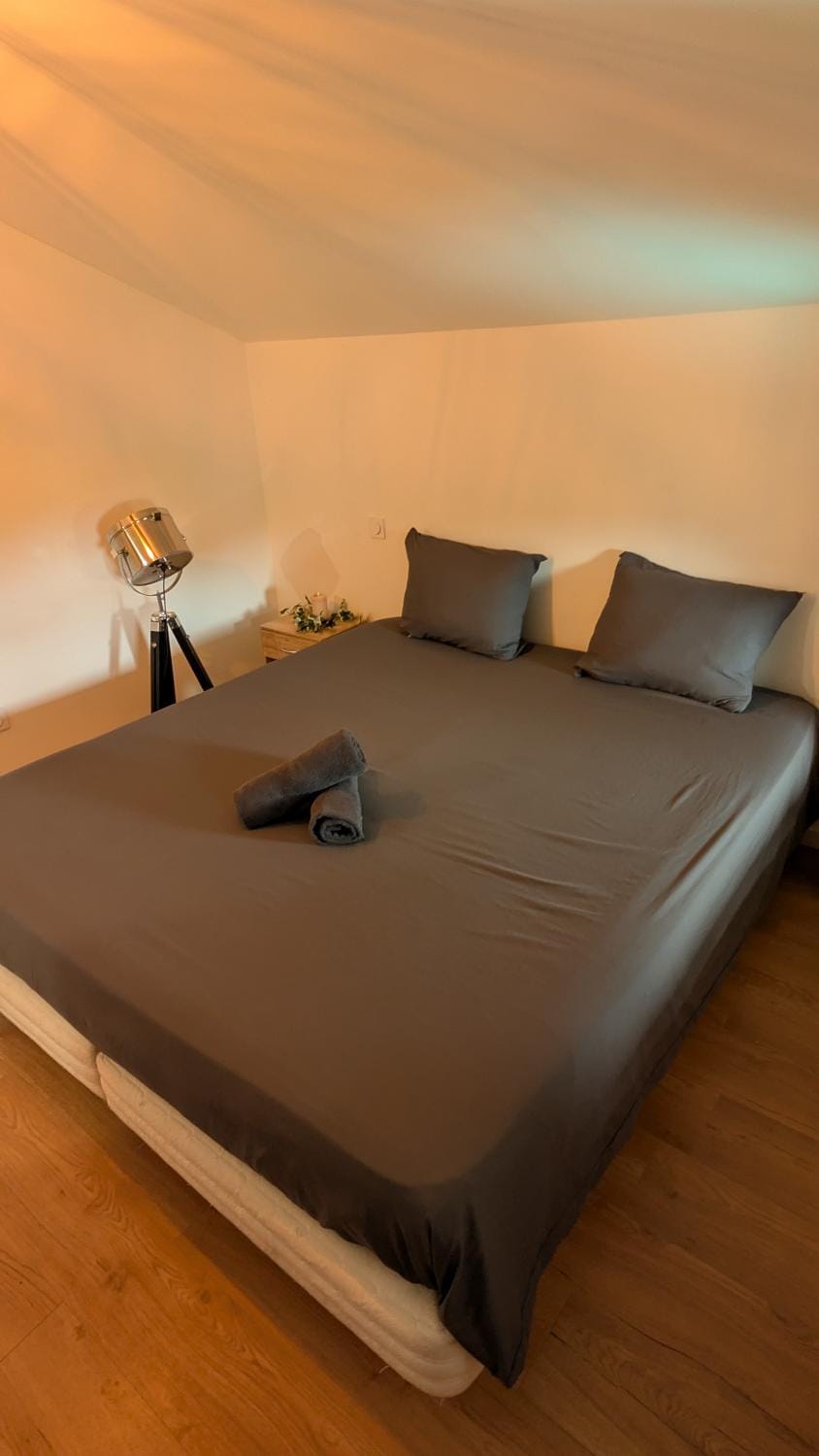 Bed, Bedroom