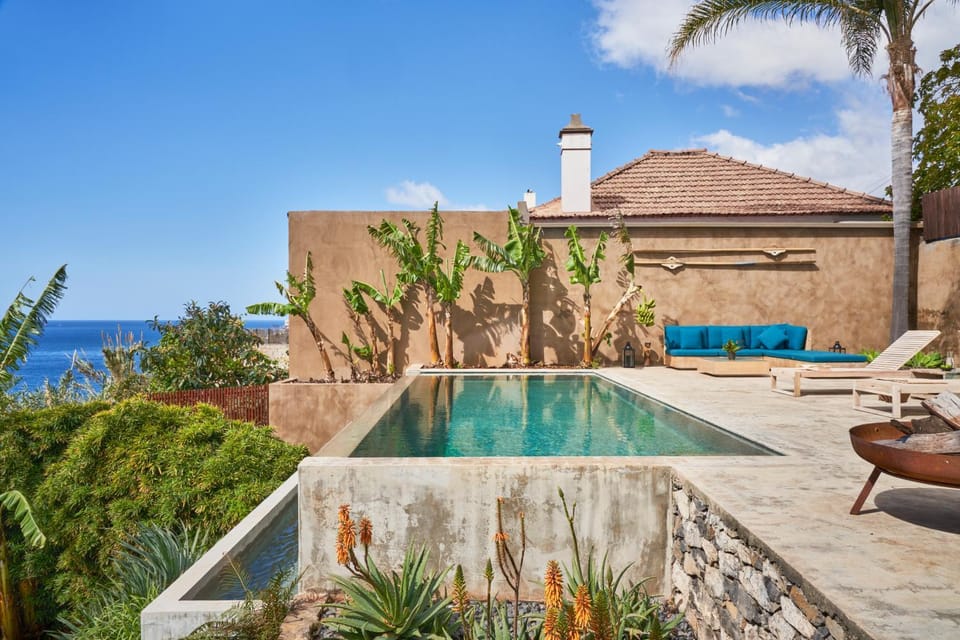 Property building, Sea view, Swimming pool