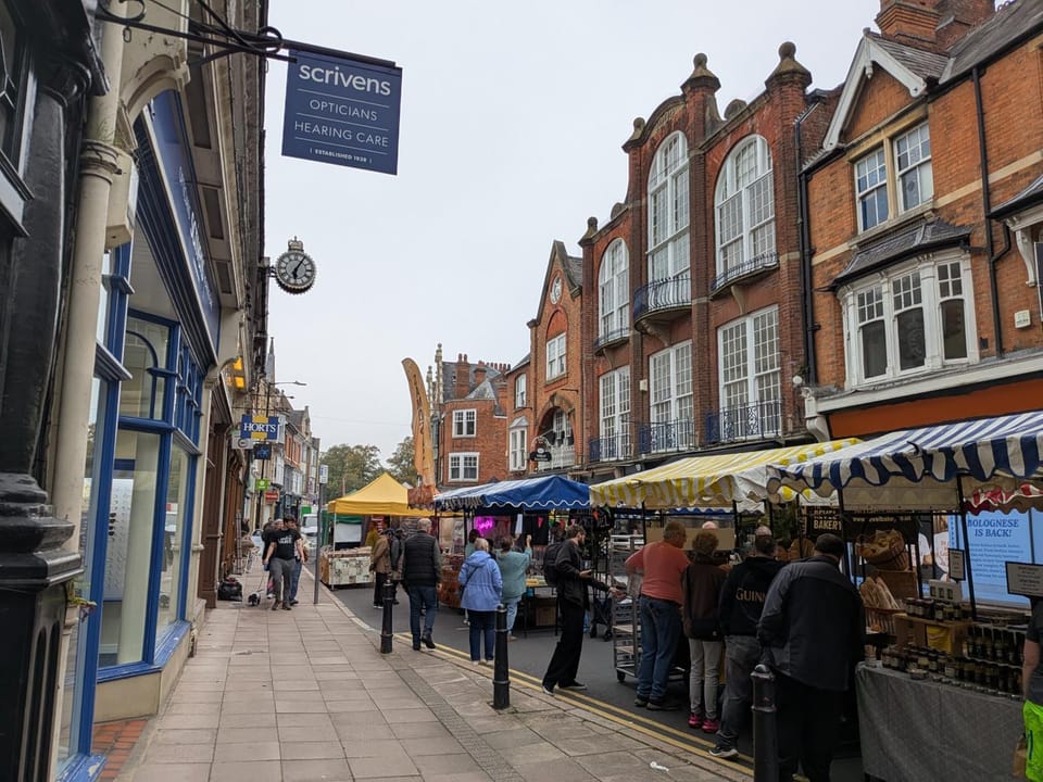Rugby town centre house close to train station, rugby school and benn hall House in Rugby