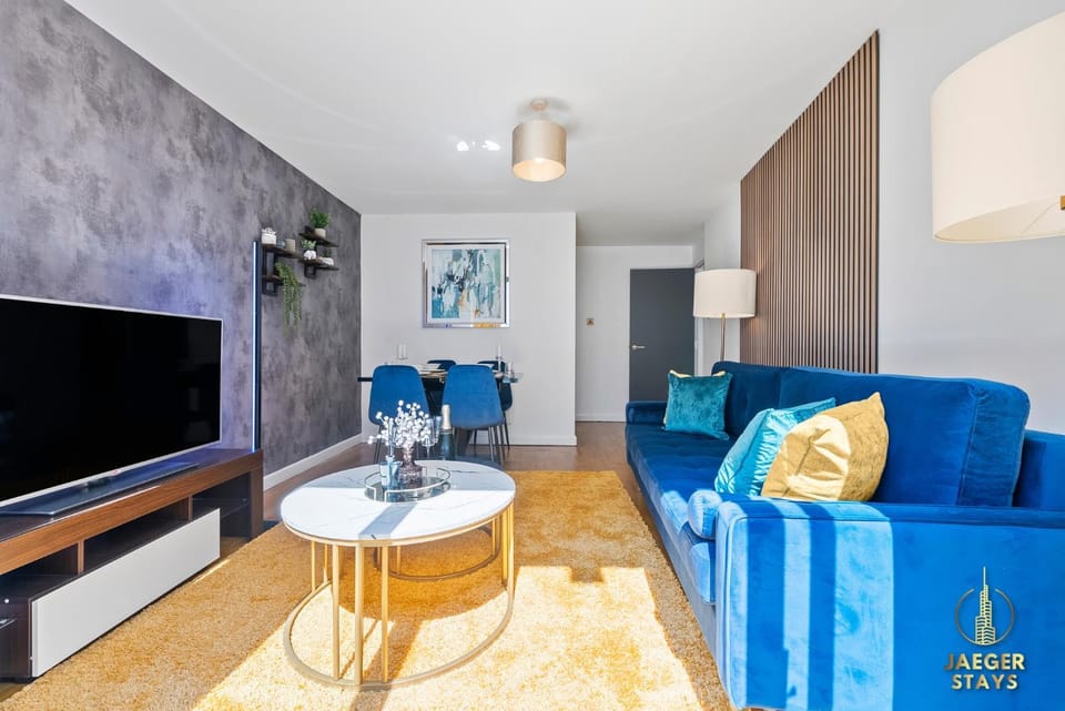 TV and multimedia, Living room, Seating area, Evening entertainment
