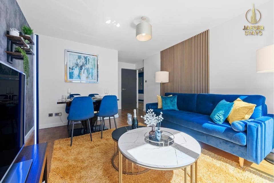 TV and multimedia, Living room, Seating area, Evening entertainment