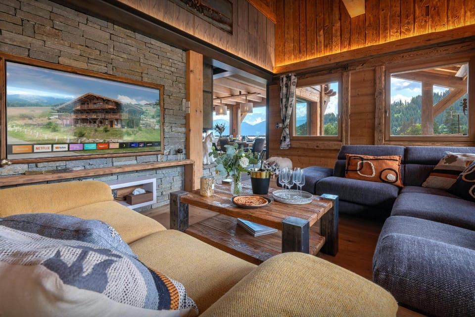 Natural landscape, TV and multimedia, Living room, Seating area, Evening entertainment