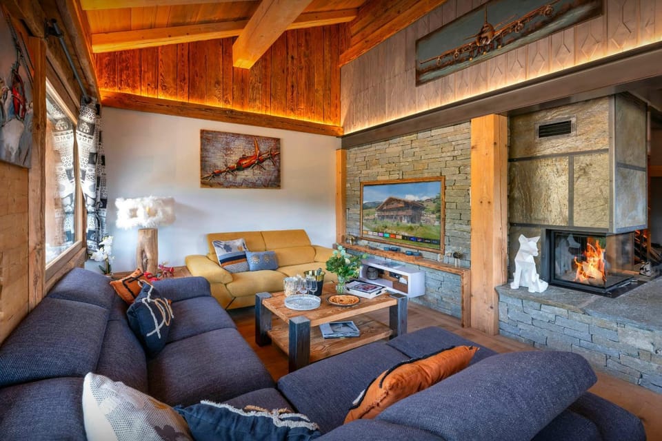 Winter, TV and multimedia, Living room, Seating area