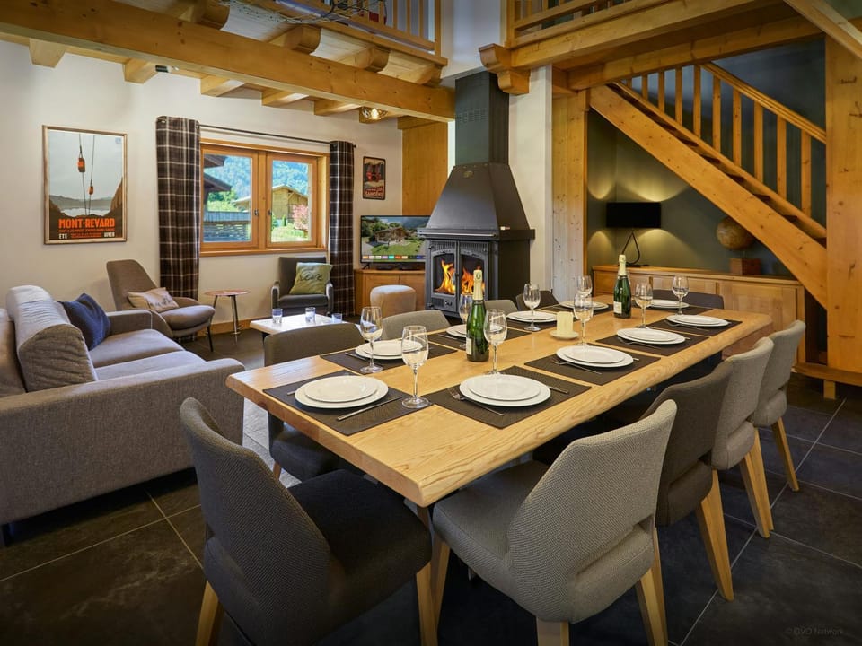 TV and multimedia, Living room, Seating area, Dining area
