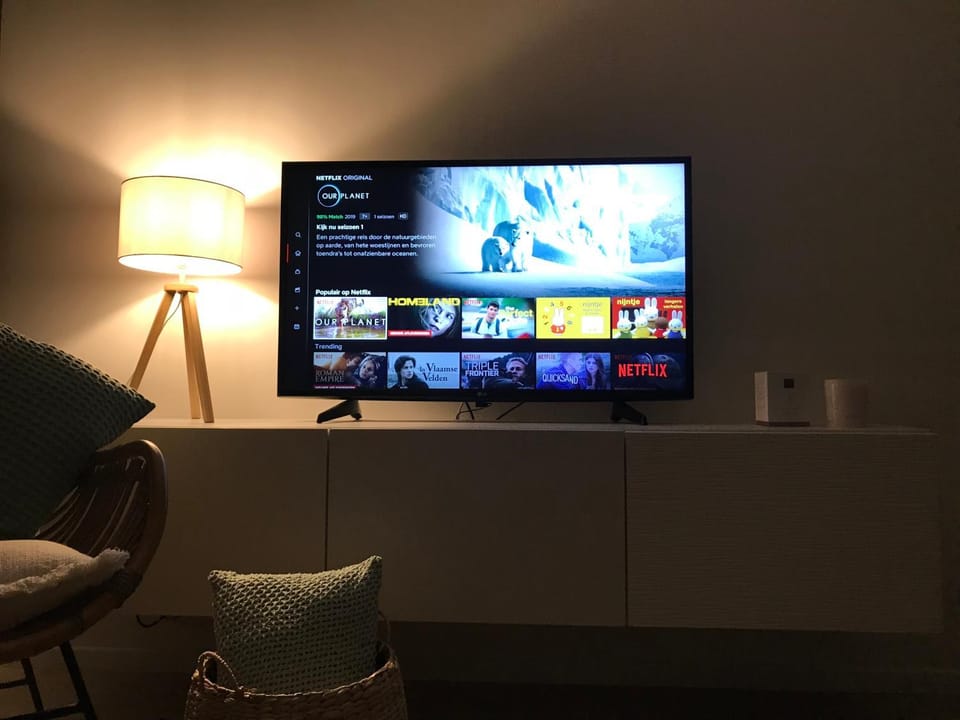 TV and multimedia, Living room, Seating area, Evening entertainment