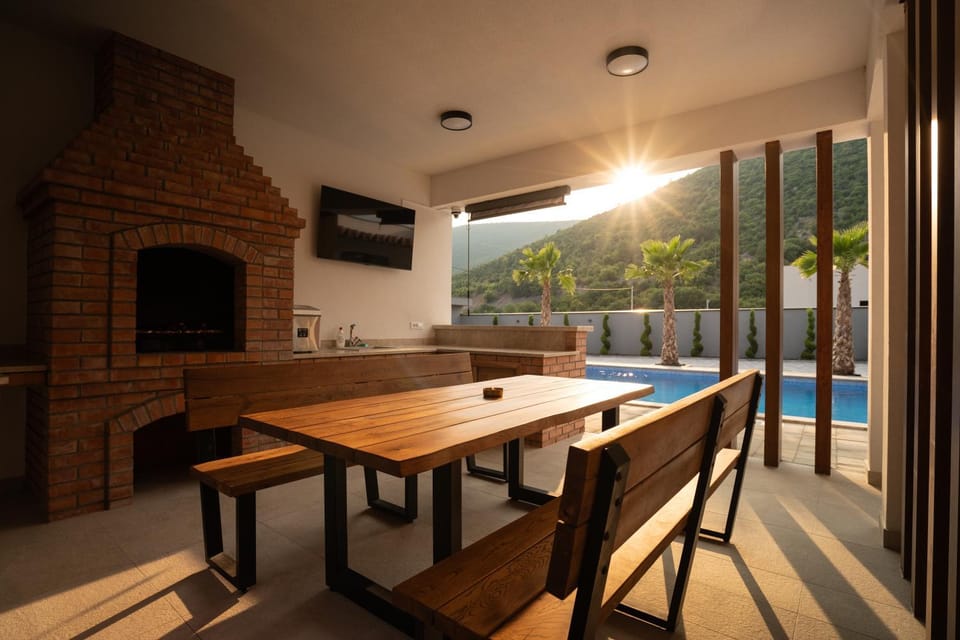 TV and multimedia, Dining area, Pool view, fireplace