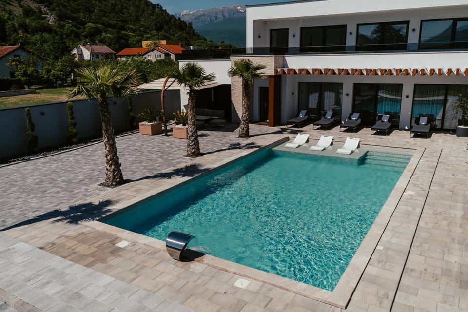 Property building, Patio, Day, Natural landscape, Mountain view, Pool view, Swimming pool, sunbed