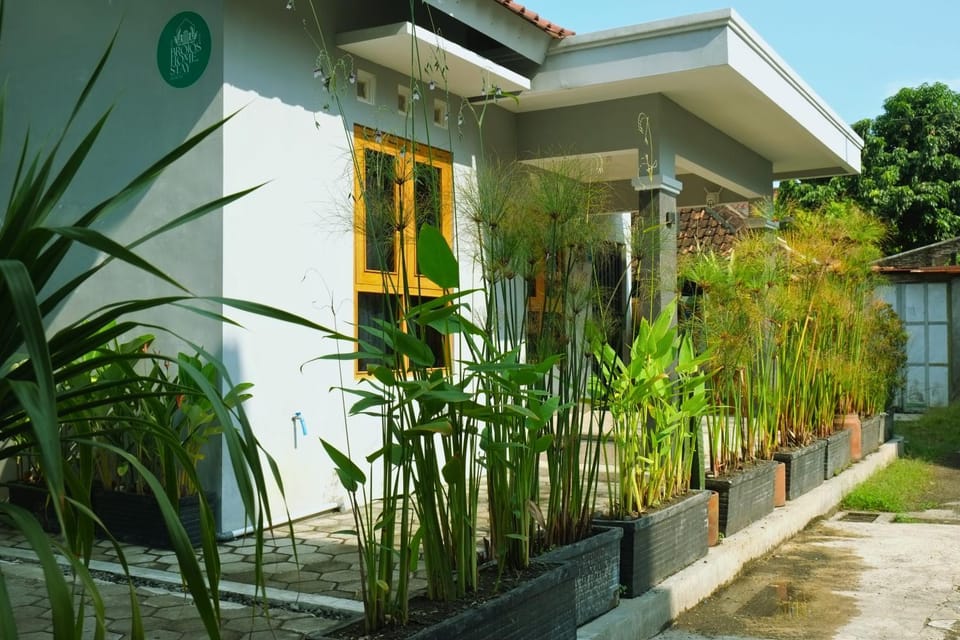 Restaurant/places to eat, Location