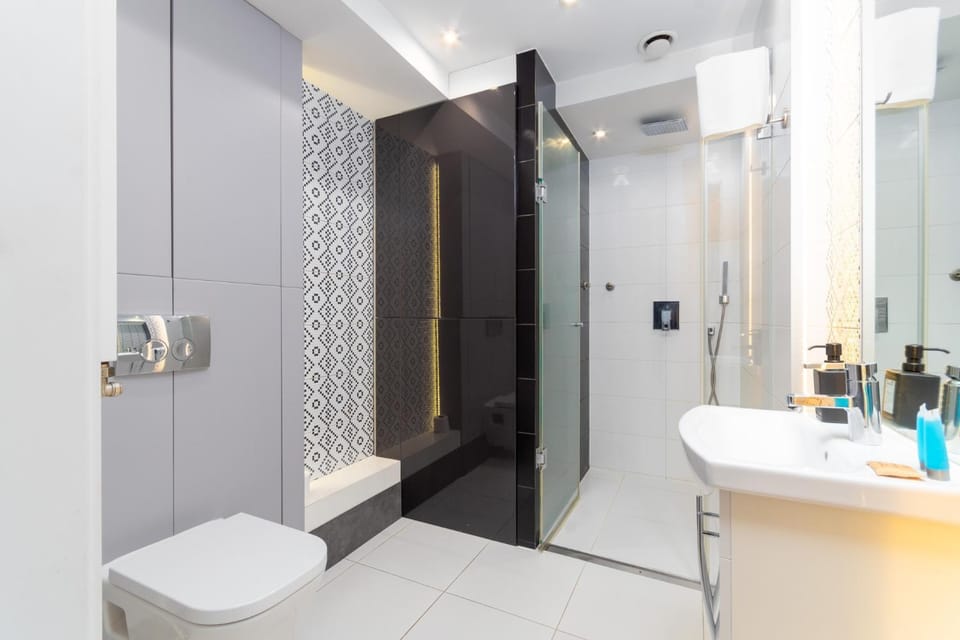 Shower, Toilet, Bathroom, towels
