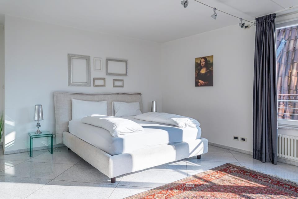 Bed, Photo of the whole room, Decorative detail, Bedroom, internet