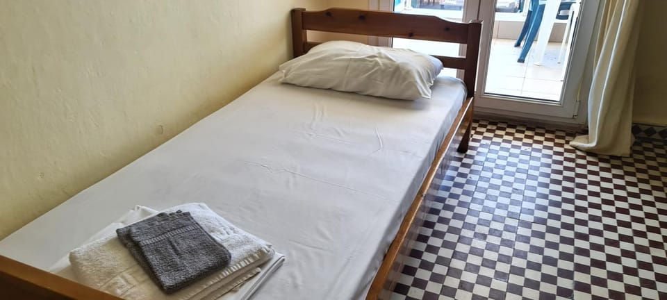 Bed, towels