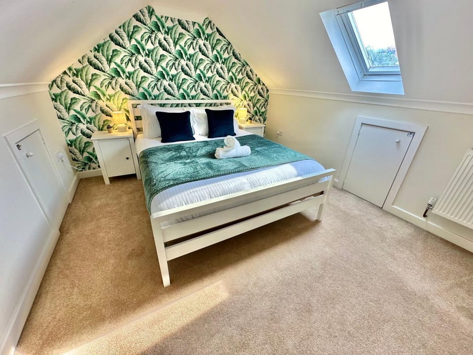 Photo of the whole room, Bedroom